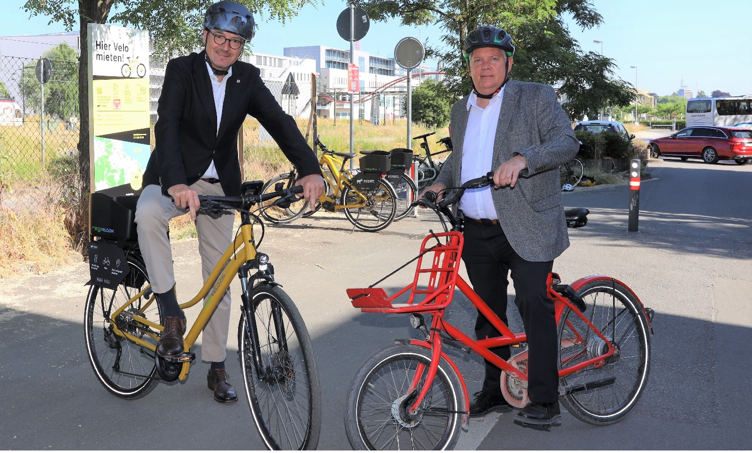 Tauschten an der neuen Mietstation «Grenze Klein Venedig» ihre Fahrräder: der Konstanzer Oberbürgermeister Uli Burchardt und der Kreuzlinger Stadtpräsident Thomas Niederberger.